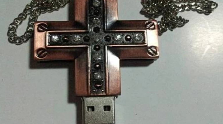 Σταυρούς-USB θα κάνει δώρο ο Αρχιεπίσκοπος Κύπρου σε στρατιώτες
