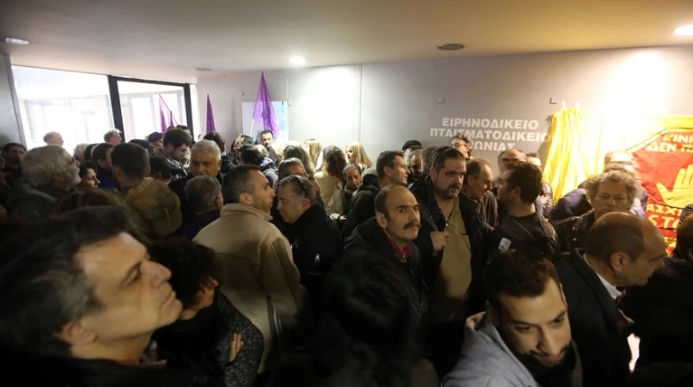 Από τα ξημέρωματα οι δανειολήπτες στις ουρές έξω από τα Ειρηνοδικεία