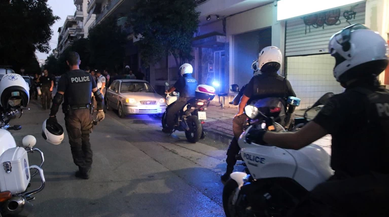 Λήστεψαν με καλάσνικοφ τρία σούπερ μάρκετ σε μισή ώρα