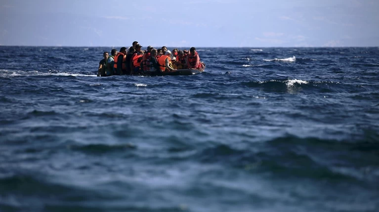 Σώθηκαν 50 μετανάστες ανοιχτά των Οινουσσών