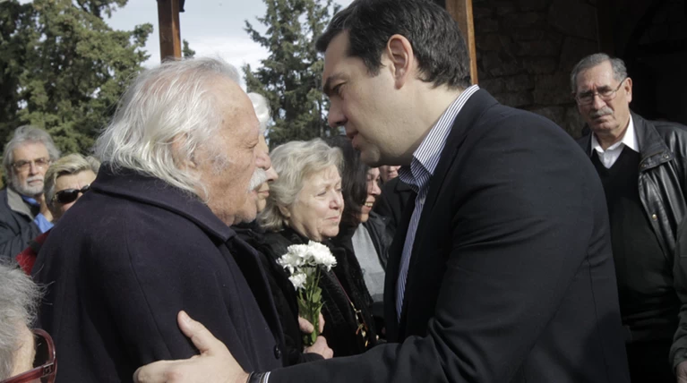 Η κηδεία που έφερε κοντά και πάλι Τσίπρα και Γλέζο