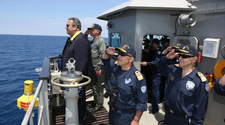 Με φρεγάτα του πολεμικού ναυτικού στον αγιασμό των υδάτων ο Καμμένος