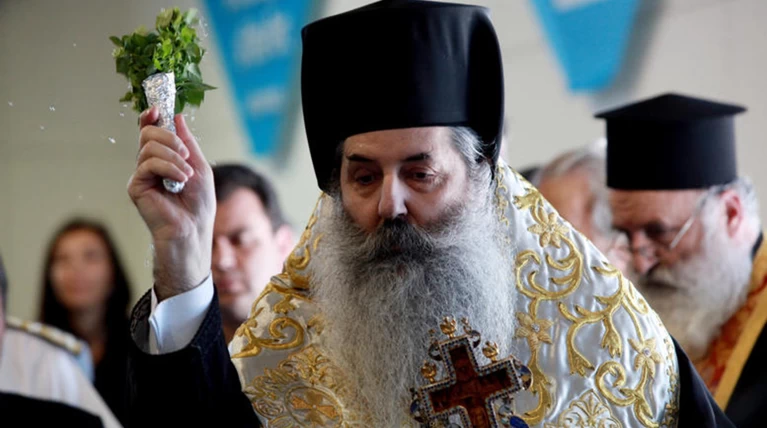 Ο Μητροπολίτης Σεραφείμ κατηγορεί την κυβέρνηση για «φασίζουσα νοοτροπία»