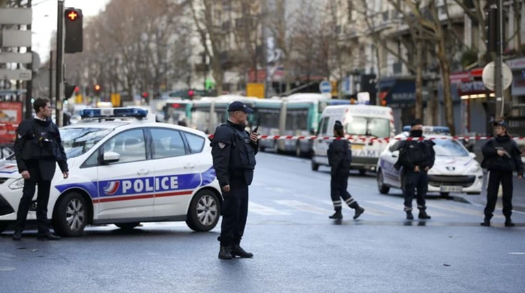 Χαρτί με σημαία του ΙSIS είχε ο δράστης του Παρισιού