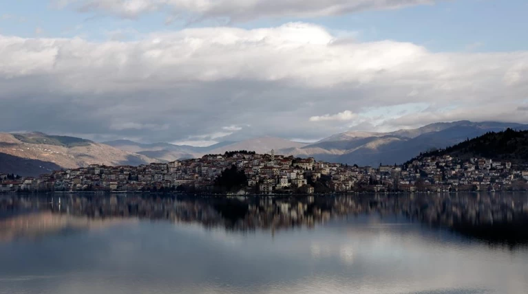Μαγευτικές εικόνες από τη λίμνη της Καστοριάς