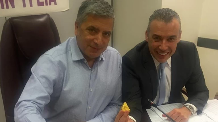 Ο Πατούλης κερνά μόνο χρυσά σοκολατάκια!