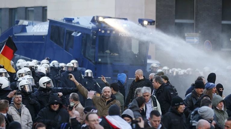 Ένταση στην Κολωνία, σκληραίνει τη στάση της η Μέρκελ