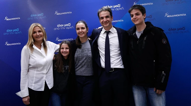 Η οικογενειακή φωτογραφία μετά τη νίκη του Κυριάκου