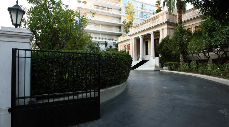«Αμήχανες» κυβερνητικές διαρροές για τη νίκη Κυριάκου
