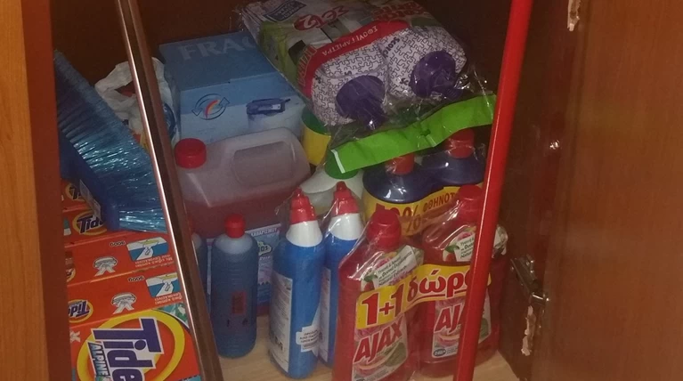 Δωρίζουν στην ΕΛΑΣ σφουγγαρίστρες, σκούπες & χλωρίνες!