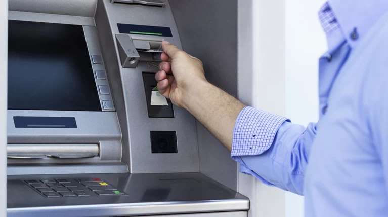 Αλλαγές στις αναλήψεις από τράπεζες και ATM
