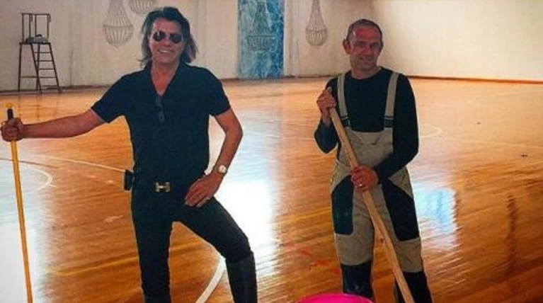 O Ψινάκης... σκουπίζει και παραδίδει το νέο κλειστό γήπεδο