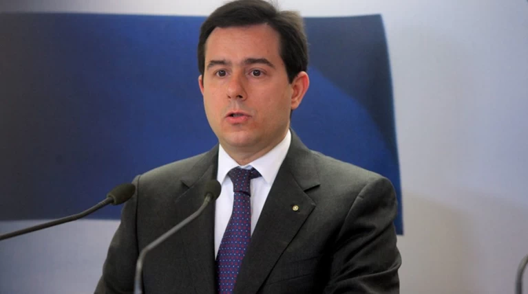 Ο Νότης Μηταράκης έχασε το στοίχημα και πληρώνει