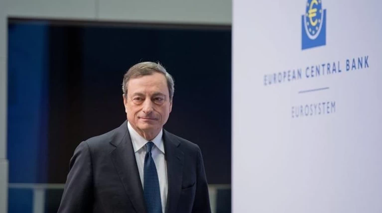 Bloomberg: Η βουτιά του πετρελαίου αλλάζει τα σχέδια του Μάριο Ντράγκι