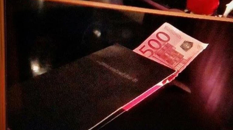 Η κόρη του Μηλιού πλήρωσε με 500ευρω και στα social media γίνεται χαμός