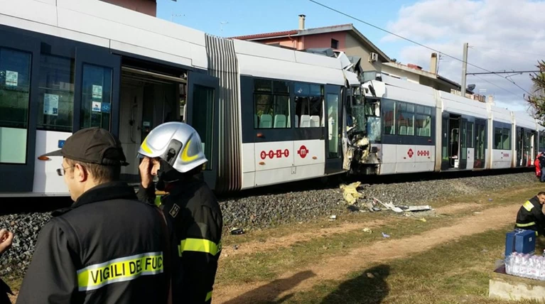 Μετωπική σύγκρουση τρένων στη Σαρδηνία με 50 τραυματίες