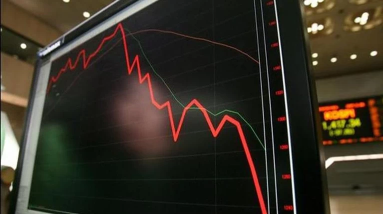 Νέα βουτιά στο χρηματιστήριο, σφυροκόπημα στις τράπεζες