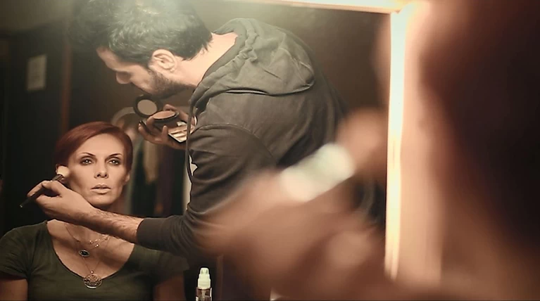 Δείτε σε backstage βίντεο τη μεταμόρφωση των ηθοποιών στο Victor-Victoria