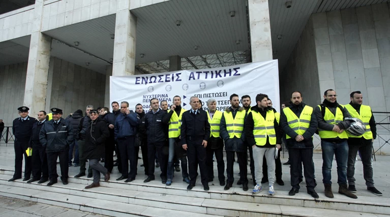 Διαμαρτυρία αστυνομικών έξω από τη ΓΑΔΑ: Μας κάνατε καθαρίστριες