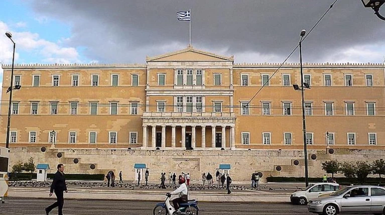 Υφεση και το 2016 για την Ελλάδα «βλέπει» o ΙΟΒΕ