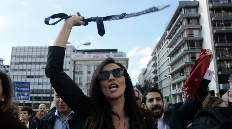 Το «κίνημα της γραβάτας» που τρομάζει το Μαξίμου