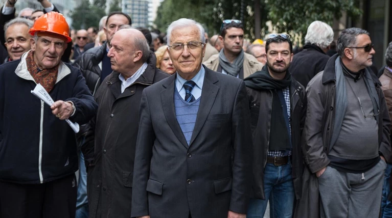 Νέα φορολογικά μέτρα που θα «πνίξουν» τη μεσαία τάξη