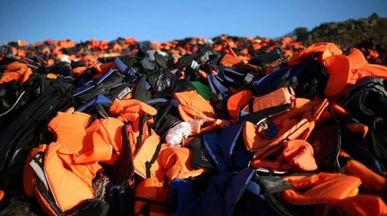 Κατασχέθηκαν 2.500 σωσίβια - μαϊμού που προορίζονταν για πρόσφυγες