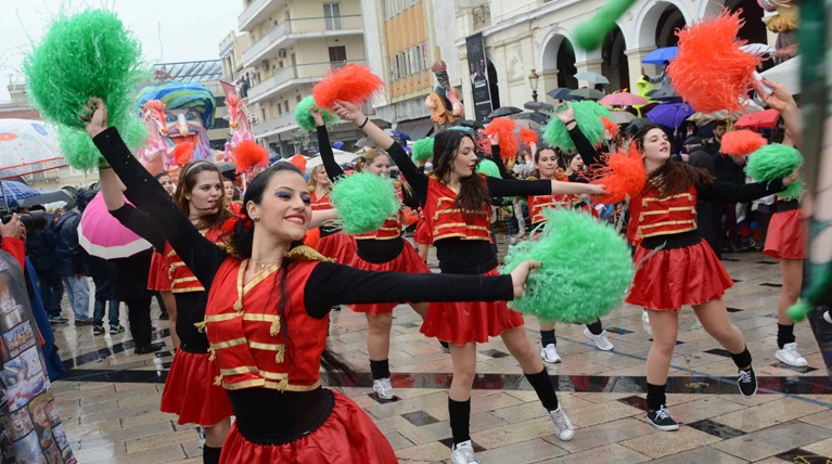 Σε καρναβαλικούς ρυθμούς από σήμερα η Πάτρα