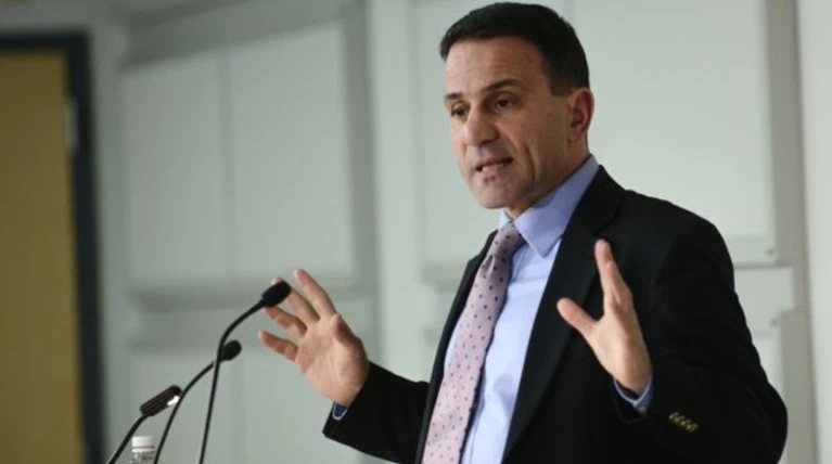 Λαπαβίτσας στον Guardian: Ο Τσίπρας πούλησε την ψυχή του για την εξουσία