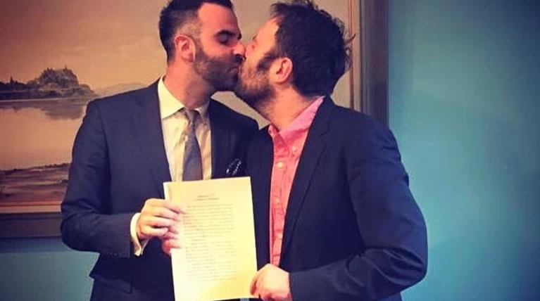 Ο Αύγουστος Κορτώ και ο σύντροφός του υπέγραψαν σύμφωνο συμβίωσης