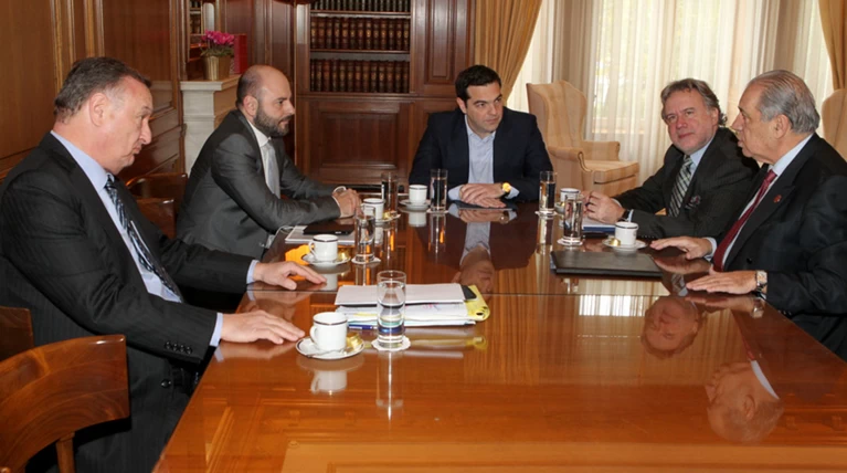 Σε πανικό η κυβέρνηση μοιράζει «αέρινες» υποσχέσεις