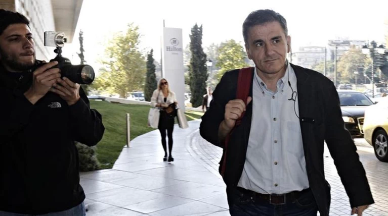 Τσακαλώτος όπως... Σόιμπλε: Είναι η κοινωνία, ανόητε