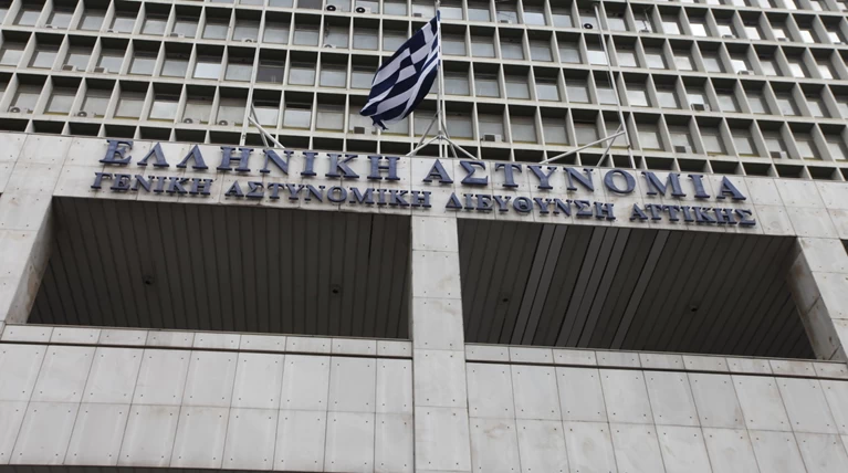Καθάρισμα ...ρεφενέ στο κτίριο της ΓΑΔΑ