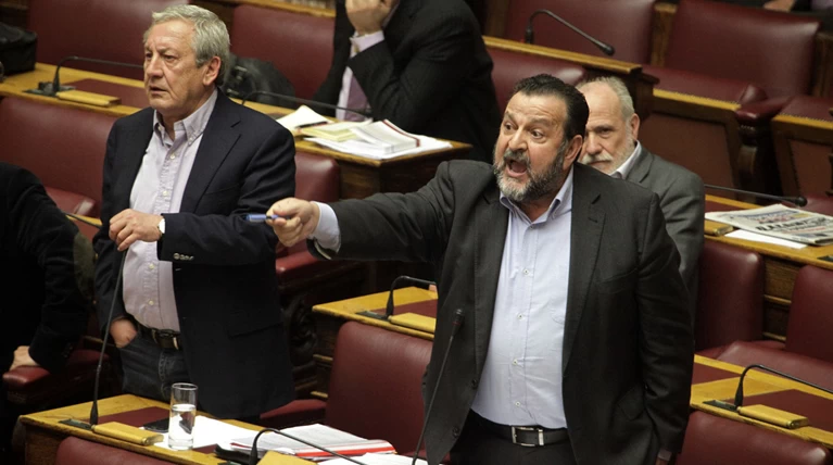 Σύρραξη στη Βουλή: «Είσαι γλείφτης» - «Πάμε έξω να τα πούμε»