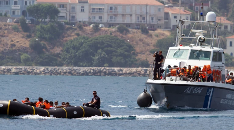Handelsblatt: «Βάλτε πολυβόλα αντί για σωσίβια στα ελληνικά σκάφη»