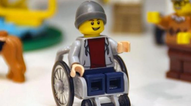 Φιγούρα της Lego κάθησε για πρώτη φορά σε αναπηρικό αμαξίδιο
