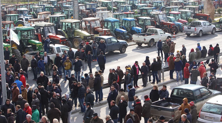 Ανυποχώρητοι στα μπλόκα, κρίσιμη σύσκεψη στα Τέμπη