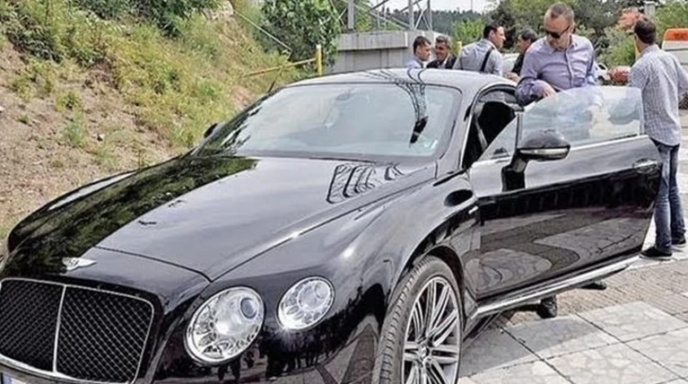 Άνοιξαν τα μπλόκα των αγροτών για χάρη του Μπερμπάτοφ και της Bentley του