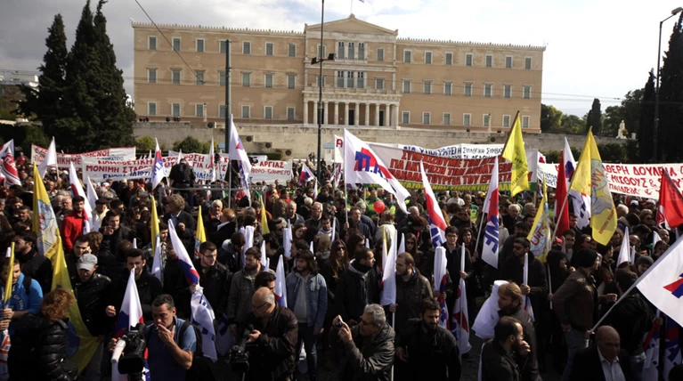 Απεργιακό «μπλακ άουτ» μέσα σε οξυμένο κοινωνικό κλίμα