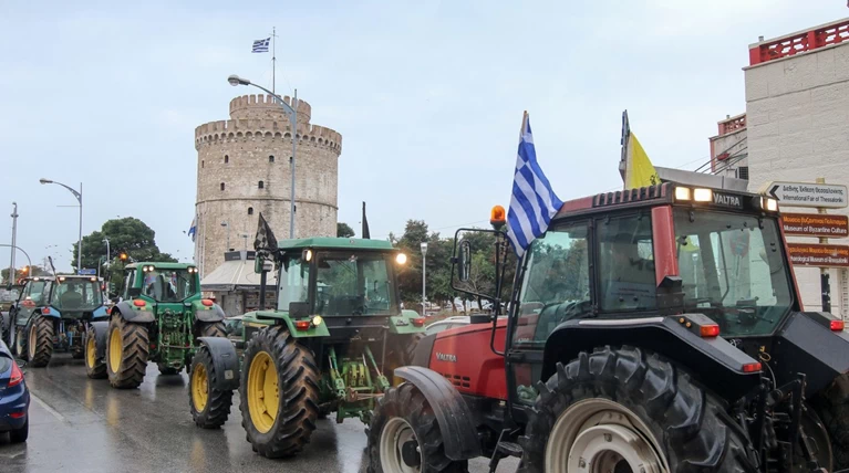 «Παρέλαση» με τα τρακτέρ μπροστά στον Λευκό Πύργο