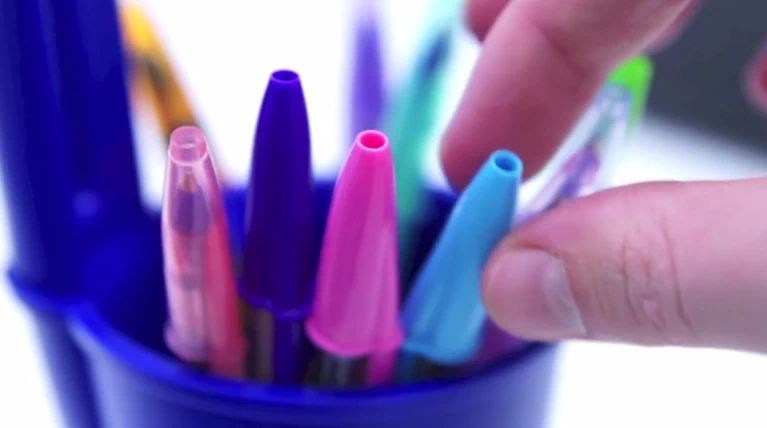 Ξέρετε γιατί τα στυλό BIC έχουν μια τρύπα στο καπάκι τους;