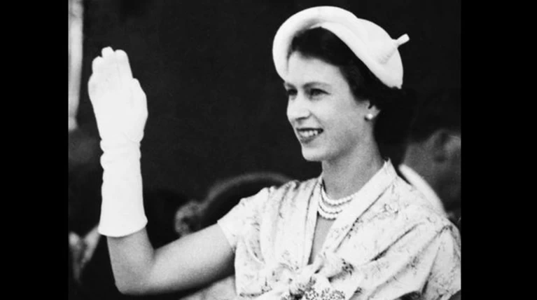 Βασίλισσα Ελισάβετ: Οι σπάνιες φωτογραφίες της σε ηλικία 27 ετών