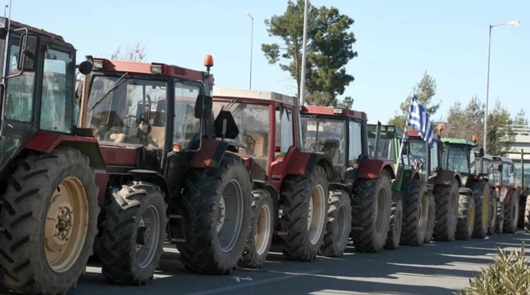 Οι αγρότες έκλεισαν τον αυτοκινητόδρομο Τρίπολης - Κορίνθου