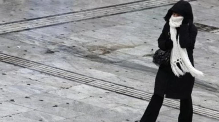 Ο καιρός βελτιώνεται, αλλά το κρύο παραμένει