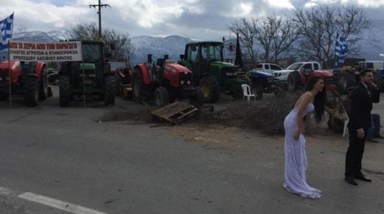 Με το νυφικό στα μπλόκα (φωτό)