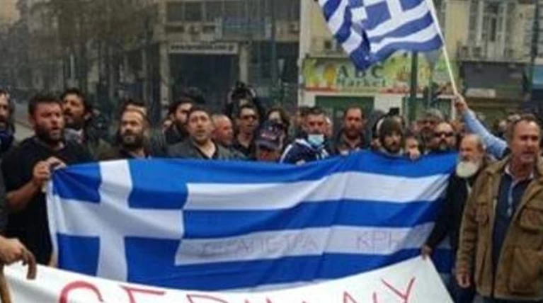 Αγρότες τραγουδούν το «πότε θα κάνει ξαστεριά»