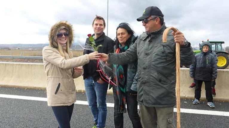 Καστοριά:Αγρότες χάρισαν λουλούδια σε γυναίκες οδηγούς