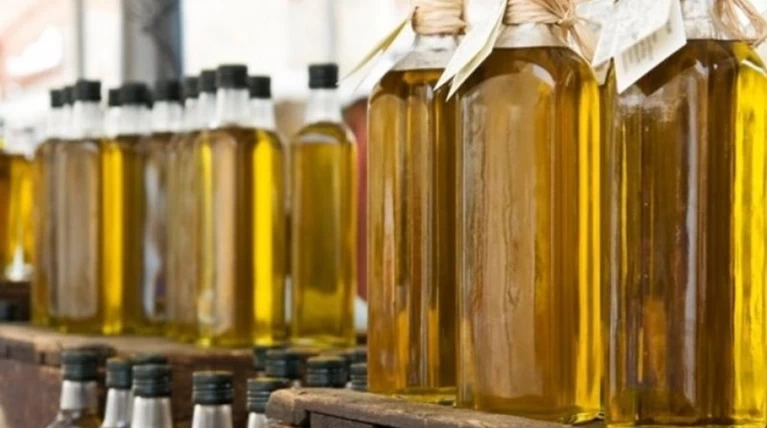 Εδιναν νοθευμένο λάδι σε κοινωνικό παντοπωλείο!