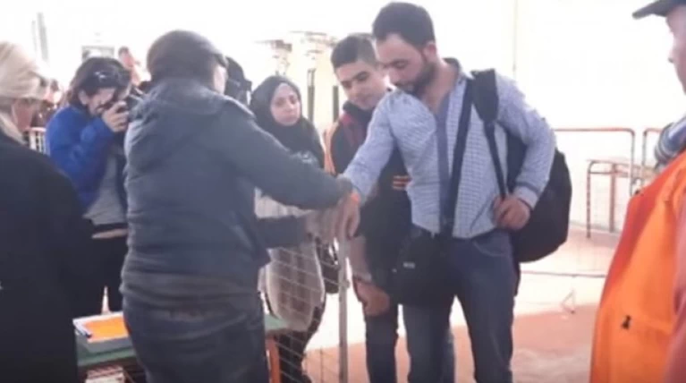 Βάζουν βραχιολάκια στο χέρι των προσφύγων