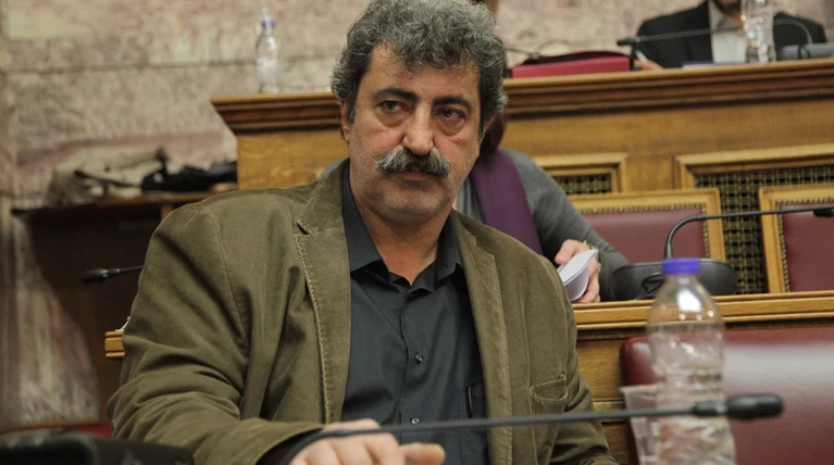 Υπουργός δήλωσε «φόρτο εργασίας», αλλά εθεάθη στο ...καφενείο της Βουλής
